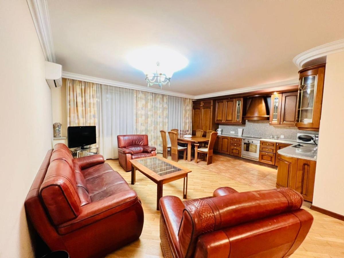 Family Spacious 3 Bedroom Apartment In The Middle Of City Center, Next To North Avenue Erivan Dış mekan fotoğraf