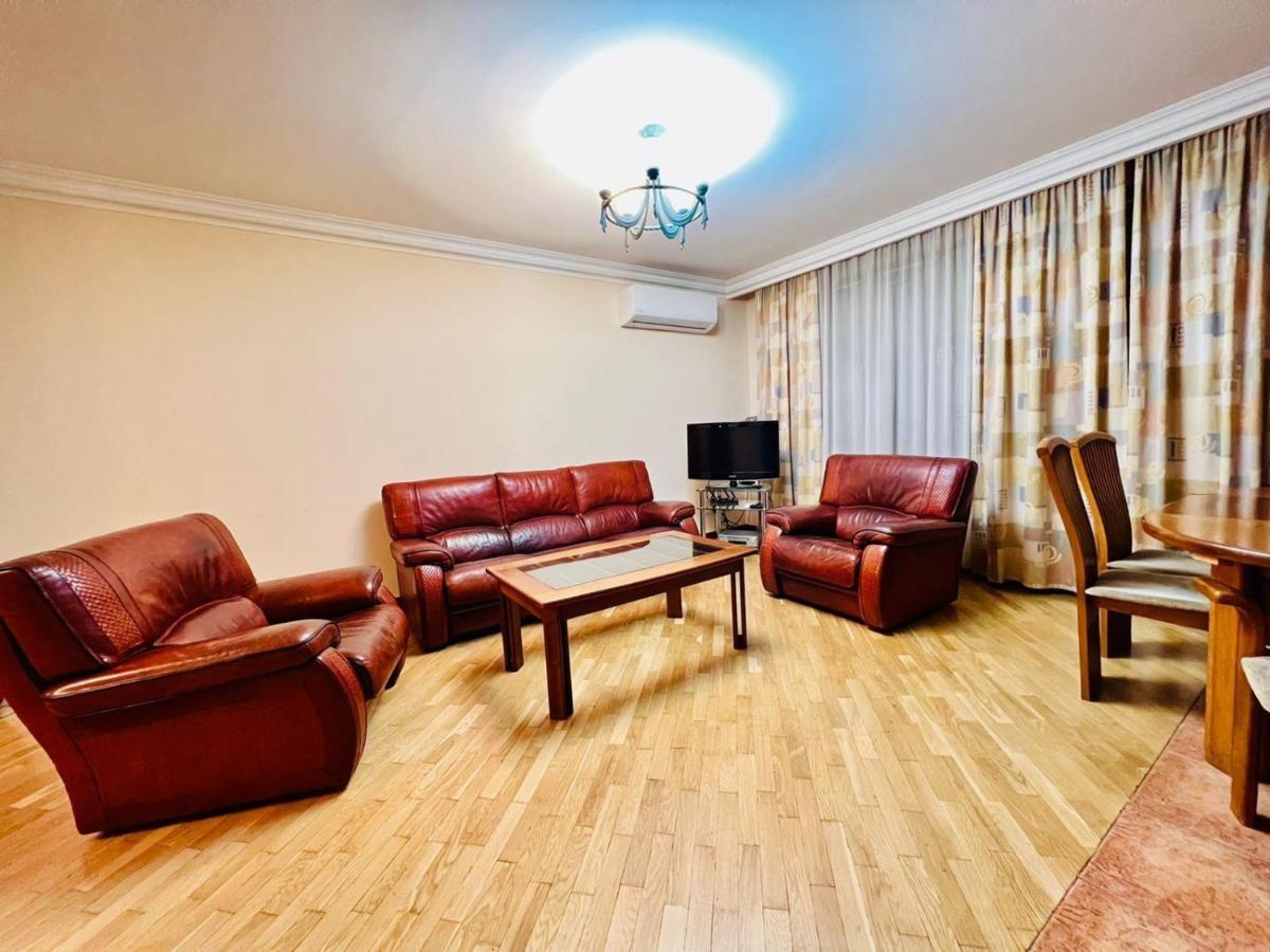 Family Spacious 3 Bedroom Apartment In The Middle Of City Center, Next To North Avenue Erivan Dış mekan fotoğraf