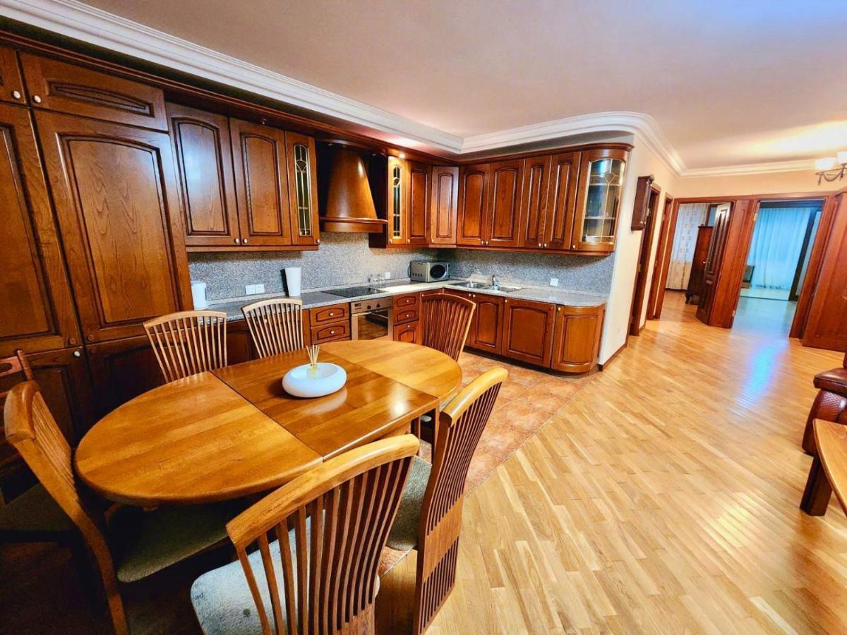 Family Spacious 3 Bedroom Apartment In The Middle Of City Center, Next To North Avenue Erivan Dış mekan fotoğraf