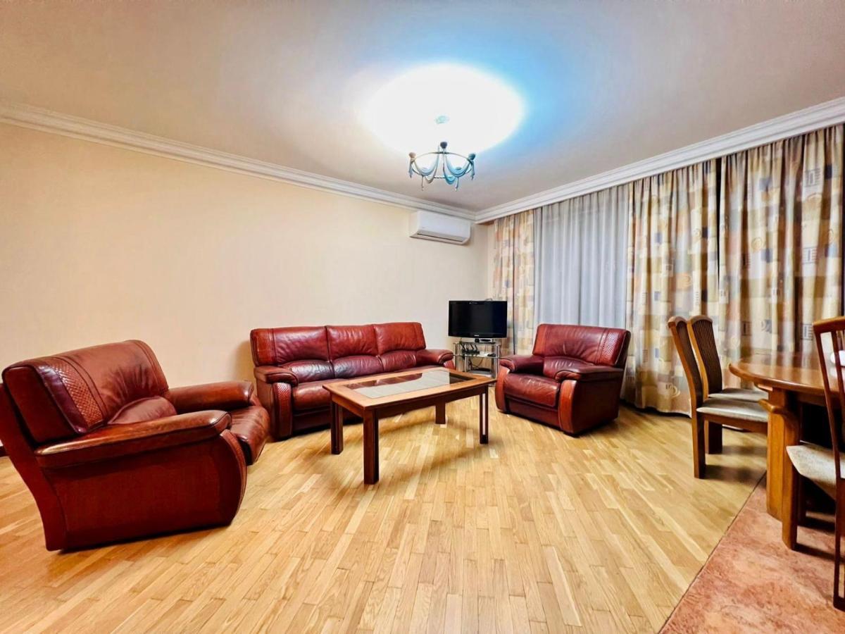 Family Spacious 3 Bedroom Apartment In The Middle Of City Center, Next To North Avenue Erivan Dış mekan fotoğraf