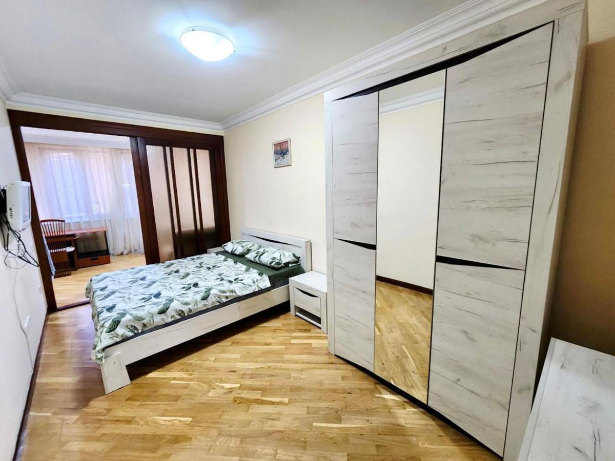 Family Spacious 3 Bedroom Apartment In The Middle Of City Center, Next To North Avenue Erivan Dış mekan fotoğraf