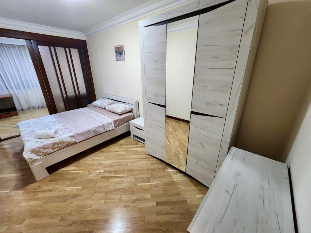 Family Spacious 3 Bedroom Apartment In The Middle Of City Center, Next To North Avenue Erivan Dış mekan fotoğraf